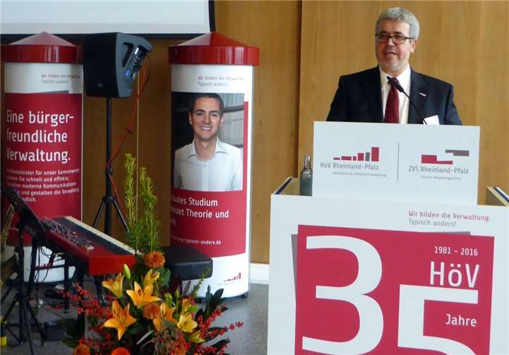 Den zahlreichen Festgästen galt ein herzliches Willkommen des Direktors der Verwaltungs-Hochschule Klaus Weisbrod.