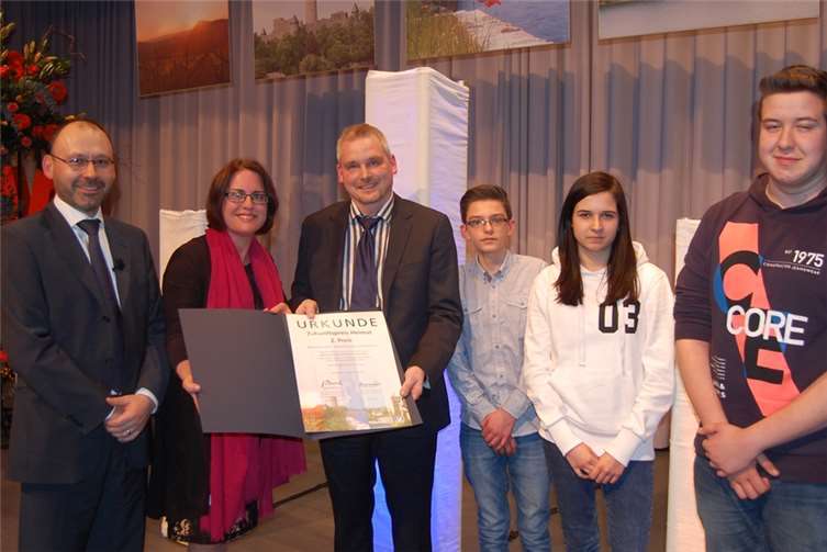 Den zweiten Preis, mit 3000 Euro notiert, nahm die Realschule plus Niederzissen fürihr Projekt „Berufsausbildung mit Garantie“ entgegen.