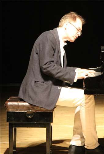 Dénes Várjon zog seine Zuhörer mit seinem Klavierspiel in den Bann.