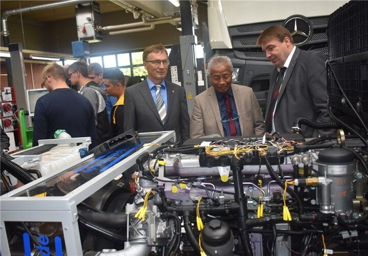 Denis Andriamandroso, Dr. Alfred Huber und HwK-Geschäftsführer Bernd Hammes in der Kfz-Lehrwerkstatt. HwK Koblenz