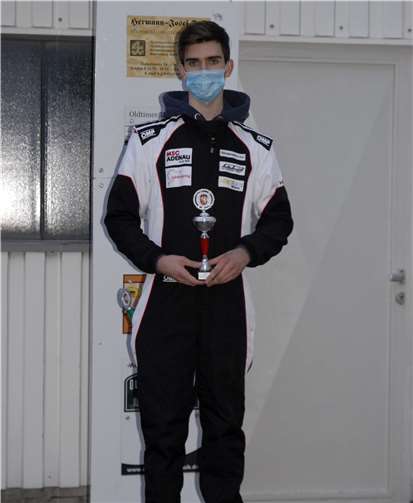 Denis Breitbach mit seinem Pokal.