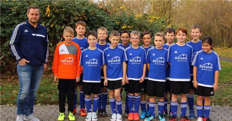 Denis Holzem und die Mannschaft mit den neuen Trikots. privat