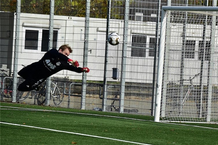 Denis Robrecht bei einer seiner starken Paraden. Foto: SGL