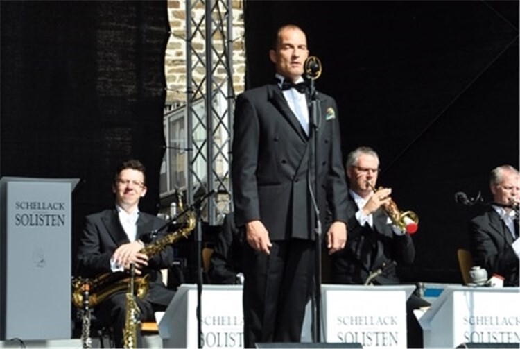 Denis Wittmann und seine Schellack-Solistenspielten und sangen sich in die Herzen Bendorfs.