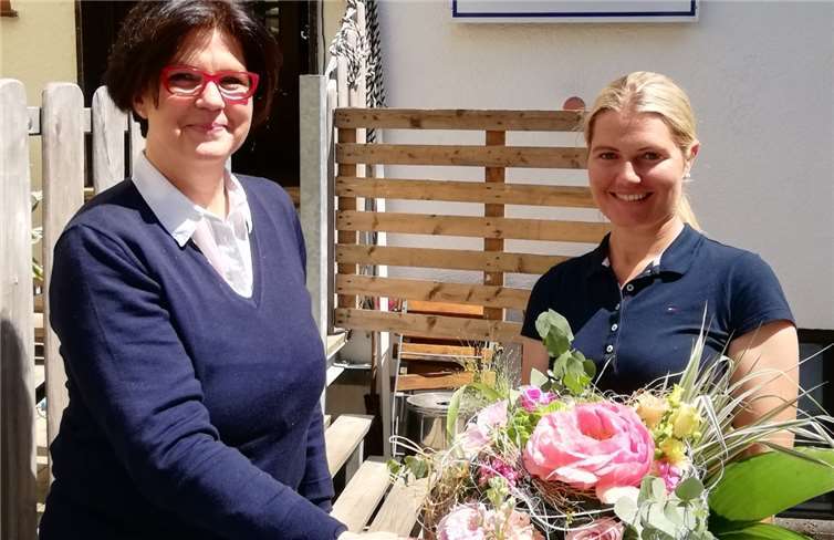 Denise Ewenz erhielt von Jutta Spies einen Blumenstrauß für ihr Engagement im Vorstand. Foto: Uwe Lederer