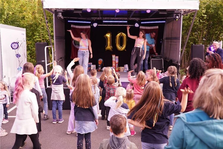 Denise und Maike geben alles bei der Kinder-Disco. Fotos: privat