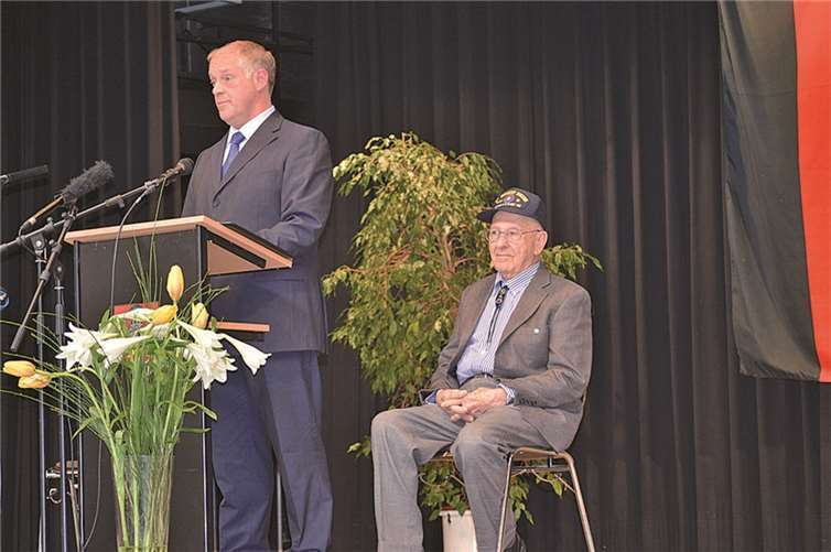 Denisen (am Pult stehend) führte ein kurzes Interview mit dem amerikanischen Zeitzeugen Paul Schumacher (re.).