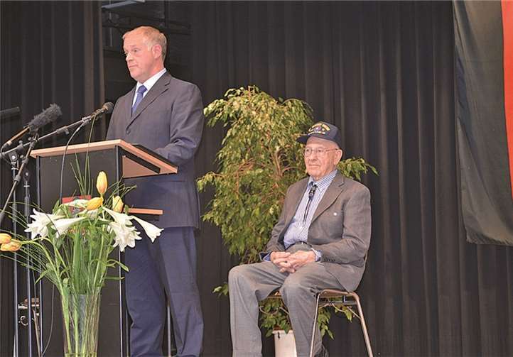 Denisen (am Pult stehend) führte ein kurzes Interview mit dem amerikanischen Zeitzeugen Paul Schumacher (re.).