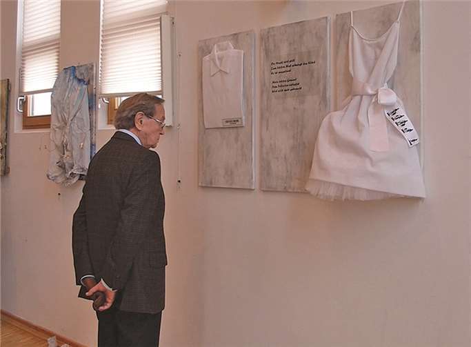 Denkanstöße über das Leben und den Tod gaben elf Künstler mit ihrer ungewöhnlichen Ausstellung „Mein letztes Hemd“ im Evangelischen Gemeindehaus in Niederbachem. privat