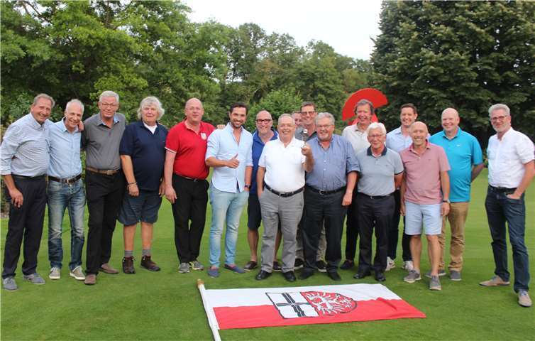 Denkbar knapp setzten sich die Männer von der Ahr gegen das Team vom Rhein im Zweier-Lochspiel durch. Foto: privat