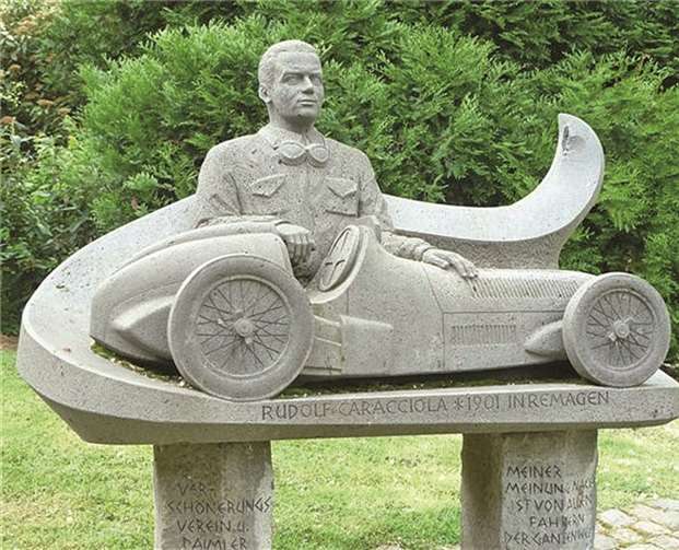 Denkmal des Rennfahrers Rudolf Caracciola.