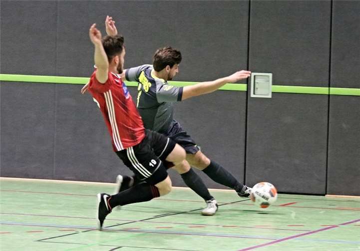 Denn Sprung nach vorne legte die SG Berod-Wahlrod/Lautzert-Oberdreis (in Rot) beim Hallenturnier in Hallenburg auf das Parkett. Die Westerwälder marschierten durch die Traditionsveranstaltung und holten sich am Ende auch den Turniersieg. Foto: TH
