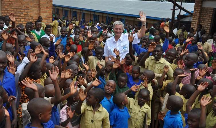 „Denn wenn ein Kind Bildung hat - rechnen, schreiben, lesen kann -, dann kann es frei leben und es kann selbstbestimmend leben.“ Unter diesem Motto hilft „Fly & Help“ rund um den Globus. Privat