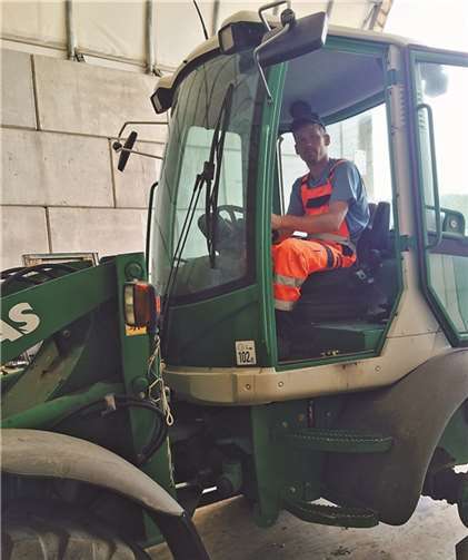 Dennis Berhausen bei der Arbeit mit Maschinen.