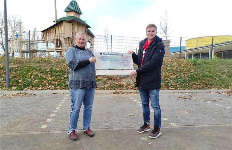 Dennis Decker überreichte den Geldbetrag für seinen Preis an den BBV Lahnstein für die Grundschulliga Rhein-Lahn. Foto: privat