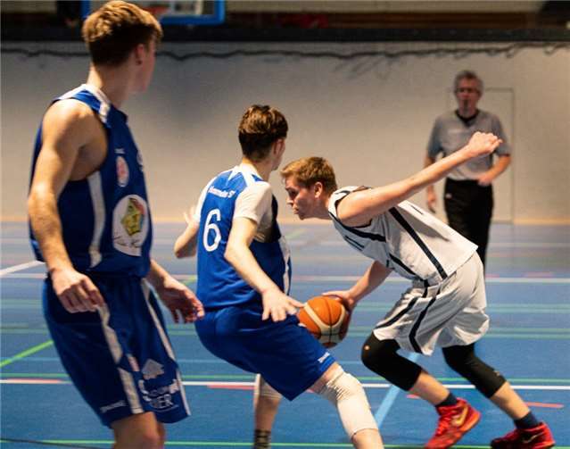 Dennis Decker zieht nach einer Finte auf und davon. Fotos: BBV Lahnstein