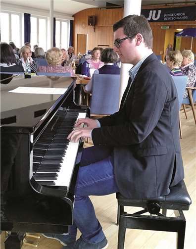 Dennis Falterbaum begleitet den „Mayener Jung“.