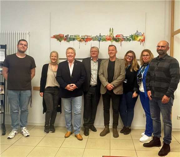 Dennis Faßbender (AWO Koblenz), Carina Möller (Koblenzer Wohnbau), Ulrike Mohrs (Bürgermeisterin und Aufsichtsratsvorsitzende der Koblenzer Wohnbau), Adalbert Fettweiß (Geschäftsführer Koblenzer Wohnbau), Michael Bungarten (Geschäftsführer AWO Koblenz), Janine Marx (Vonovia), Sandra Bumb-Winkler (Vonovia), Manfred Abu-Odeh (AWO Koblenz) (v.l.). Foto: Koblenzer Wohnungsbaugesellschaft