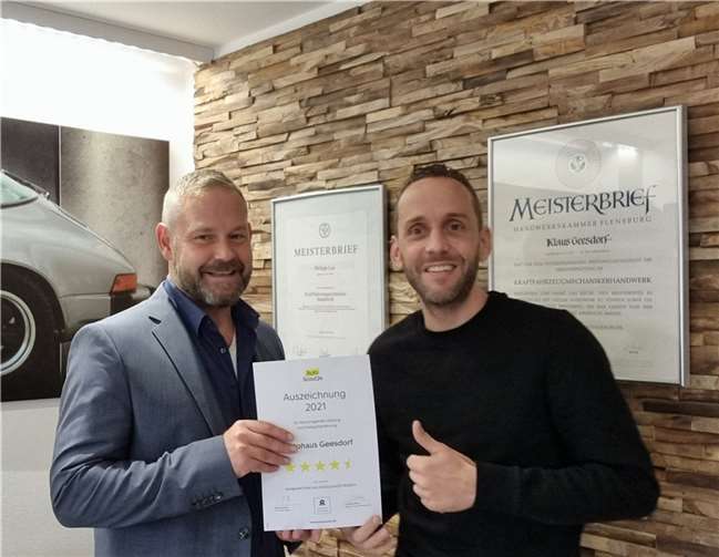 Dennis Geesdorf, Inhaber (rechts) und Thomas Heuser, Verkauf (links) freuen sich über die Auszeichnung. Foto: privat