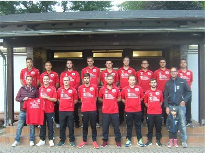 Dennis Grafen(links) und Fabian Mohrs mit Tochter Nela(rechts) überreichten den Sportfreunden die Poloshirts. Privat