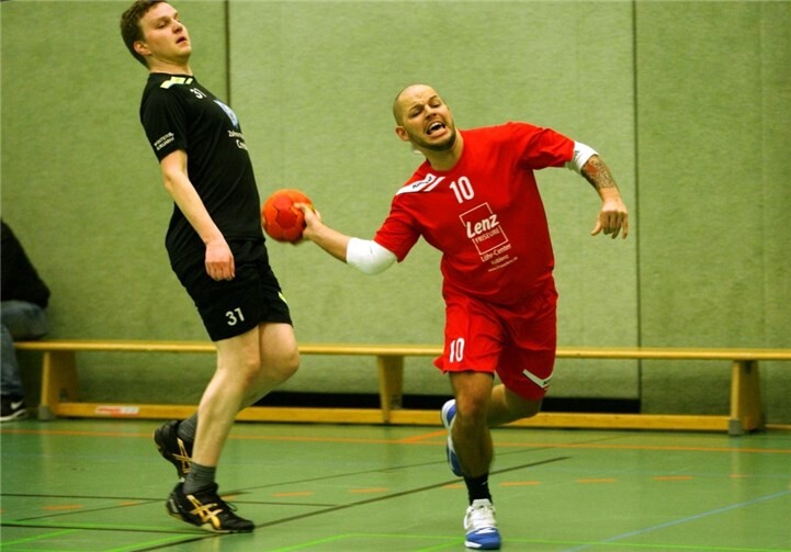 Dennis Herzog beim Torwurf. Privat