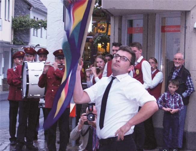 Dennis Hoss beim Fändelschwenken am Samstagnachmittag auf dem Heimersheimer Marktplatz, musikalisch unterstützt wurde er vom Spielmannszug Löhndorf (im Hintergrund).