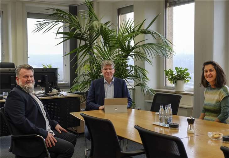 Dennis Kerres, Mitglied der Arbeitsgemeinschaft Nachhaltige Büroorganisation der Stadtverwaltung Neuwied (von links), Beigeordneter Ralf Seemann und Klimaschutzmanagerin Dr. Zuhal Gültekin freuen sich über das Engagement der Kolleginnen und Kollegen für eine klimafreundlichere Verwaltung.Foto: privat