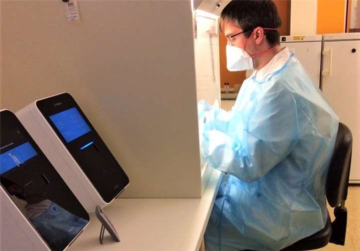 Dennis Koser, med. techn. Assistent und Mitarbeiter im Zentrum für Labordiagnostik des Verbundkrankenhauses Linz-Remagen am PCR-Gerät. Foto: privat