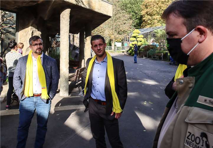 Dennis Mohr (li.) im Gespräch.