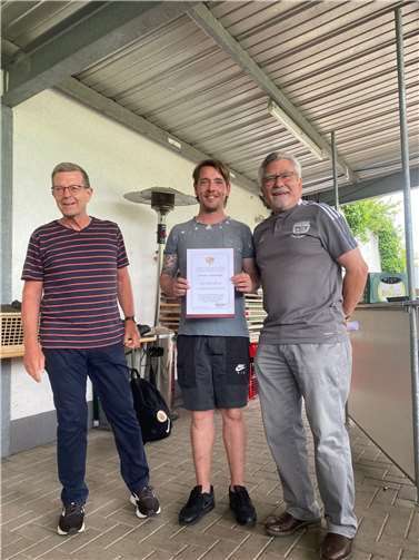 Dennis Rothaupt wurde vom Fußballverband Rheinland für zehn Jahre ehrenamtliche Tätigkeit mit dem Ehrenbrief ausgezeichnet. Fotos: FC Urbar