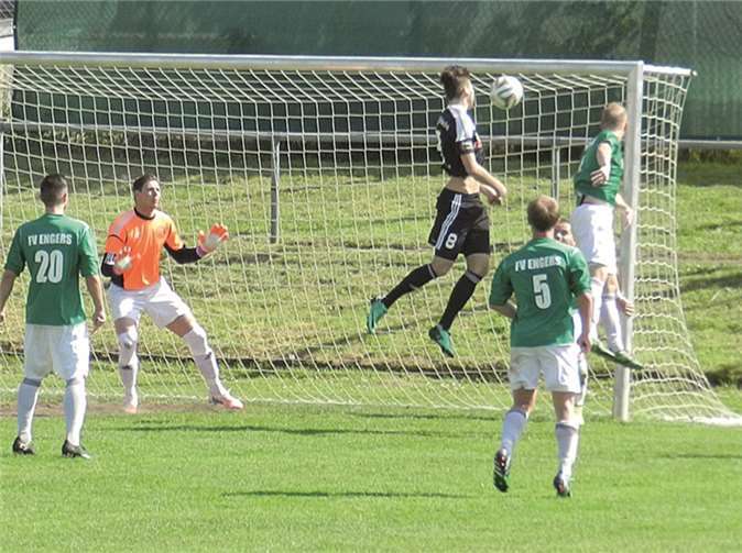 Dennis Simon beim Kopfball zum 1:1-Ausgleich in Engers.privat
