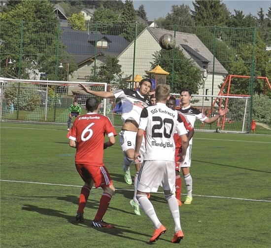 Dennis Simon beim Kopfball.privat