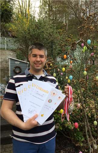 Dennis Swirsky, Vorsitzender TV 1882 Linz, mit Urkunden und Medaillen. Foto: privat