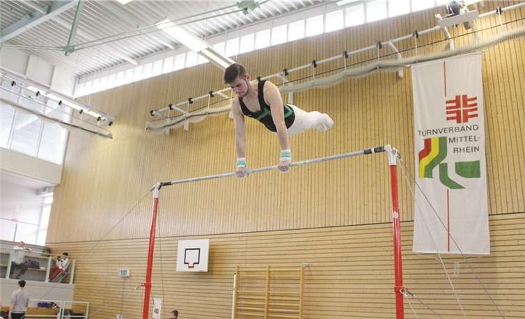 Dennis Urhausen am Reck.