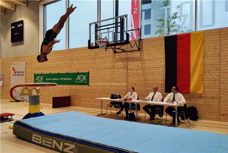 Dennis Urhausen beim Sprung.  Fotos: privat