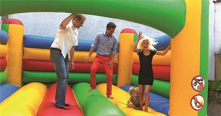 Denny Blank, Christian Altmaier und Christina Gavric mit Kind testeten die Hüpfburg.privat