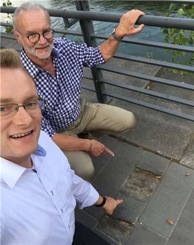 Denny Blank, stellvertretender Vorsitzender, und Fritz Naumann, Vorsitzender und Ratsmitglied, SPD-OV Altstadt-Mitte beim Ortstermin am Rheinufer. privat