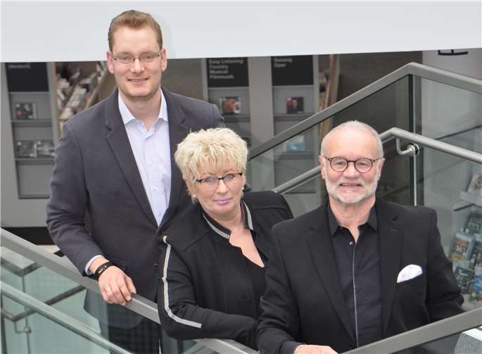 Denny Blank (v.li.), Marion Lipinski-Naumann und Fritz Naumann setzen sich u.a. für eine bessere Situation vor der Kath. Pfarkirche St. Kastor ein. Foto: privat