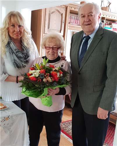 Der 1. Beigeordnete Bernhard Wiemer war anlässlich des runden Geburtstags zu Besuch bei Therese Nassen und Tochter Ria Nassen. Foto: Stadt Bedorf
