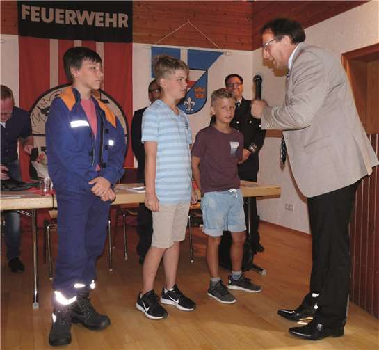 Der 1. Beigeordnete Joachim Plitzko freute sich ganz besonders, dass drei noch sehr junge Menschen den Weg in die Jugendfeuerwehr gefunden hatten.