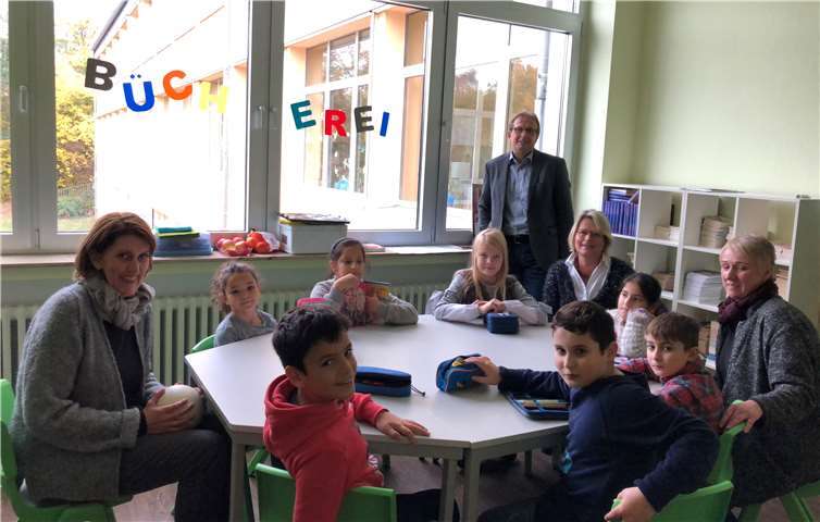 Der 1. Beigeordnete Joachim Plitzko (stehend) freut sich gemeinsam mit Sabine Rünz, Fachkraft Hausaufgaben- und Sprachhilfe ( links), Uschi Endres (Mitte) und Petra Heimann (rechts) gemeinsam mit den Kindern über den Start des Projektes Hausaufgaben- und Sprachhilfe der Betreuenden Grundschule der Verbandsgemeinde Mendig.VG Mendig