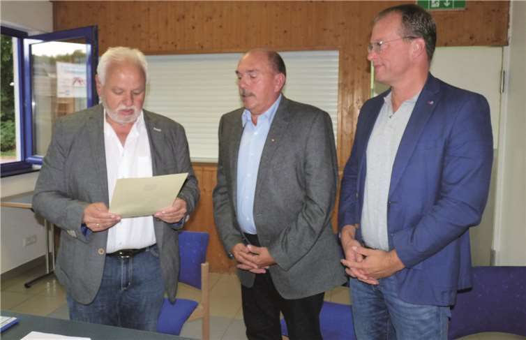 Der 1. Beigeordnete Jürgen Jakob händigte dem wiedergewählten Ortsbürgermeister Rainer Hilger die Ernennungsurkunde als Ehrenbeamter us. Fotos: FRE