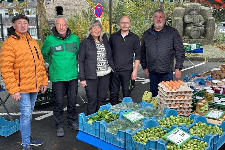 Der 1. Beigeordnete Olaf Waldecker (links) und Stadtbürgermeister Achim Grün (rechts) begrüßten die neuen Wochenmarkthändler. Foto: Stefan Pauly/VG-Verwaltung Mendig