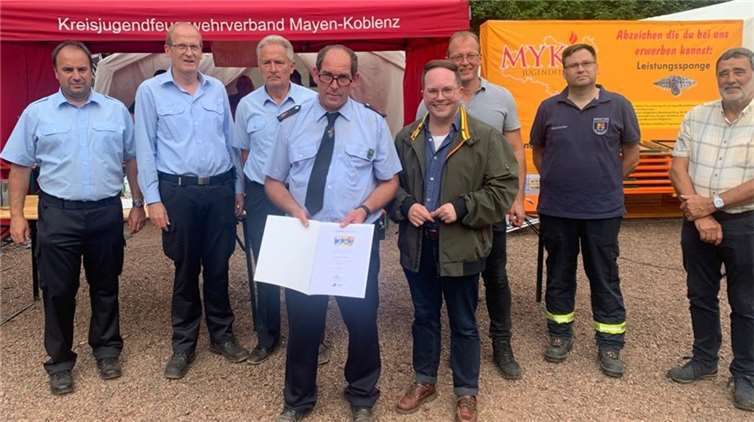 Der 1. Beigeordnete Pascal Badziong konnte Auszeichnungen des Landesjugendfeuerwehrverbandes verleihen.