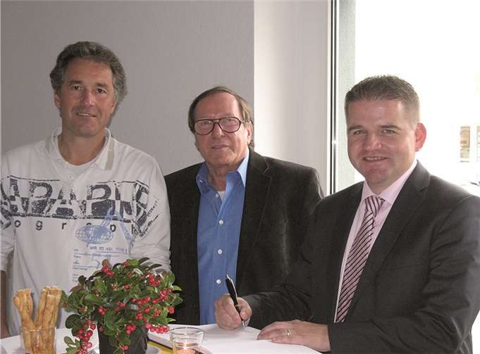 Der 1. Beigeordnete der Stadt Meckenheim, Holger Jung (r.), mit Hans-Jürgen Hugenschmidt (Mitte) und Christoph Weyer (l.).privat
