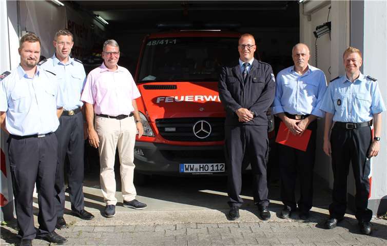 Der 1. Beigeordnete und Brandschutzdezernent der Verbandsgemeinde Montabaur, Andree Stein (3.v. li.), Wehrleiter Jens Weinriefer (2.v. li.), Löschgruppenführer Sebastian Decker (re.), Brandmeister Bernd Schmidt (2. v. re.) sowie Carsten stach (li.), Wehrführer in Montabaur gratulierten Markus Ned (3. v. Re.) Zu seiner Wahl. Foto: privat