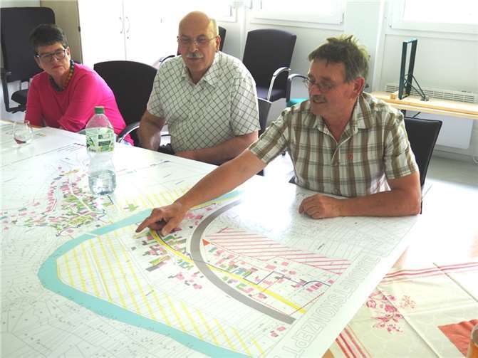 Der 1. Beigeordnete von Rech, Gerhard Schreier (re.), erläutert Werner Spitzley und Anne Krämer Wendel seine Ortsplanung.