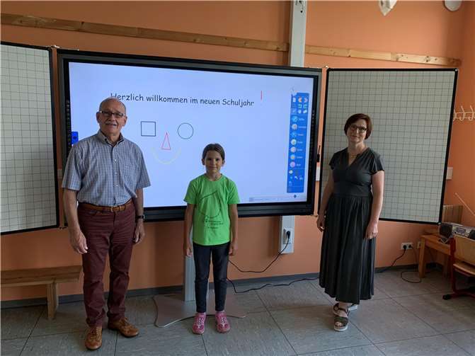 Der 1. Beigeordneter Hajo Reif mit Enkelin und Schülerin Theres Reif und Schulleiterin Judith Oster. Foto: privat