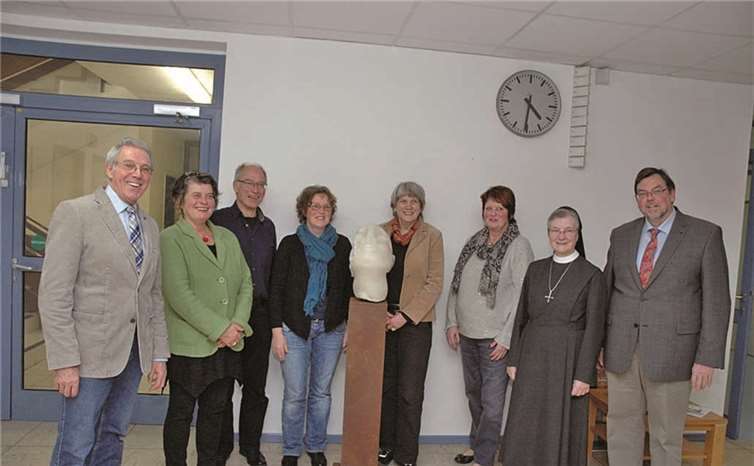 Der 1. Beigeordneter Stadt Adenau Peter Nett (v. l.), Hildegard und Peter Igelmund, Bildhauerin Maria Hill, Pflegedienstleitung Birgit Kriegel, die Vorsitzende des Kunstfördervereins EifelArt Dietlind Greifenhagen, Schwester Celine Backes und der Vorsitzende des Fördervereins St. Josef Krankenhaus Bernd Schiffarth. UM