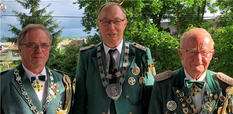 Der 1. Brudermeister Edmund Kreten (r.) gratulierte dem neuen Schützenkönig Jürgen Speicher (Mitte) und Scheibenkönig Albert Schäfer. Foto: privat
